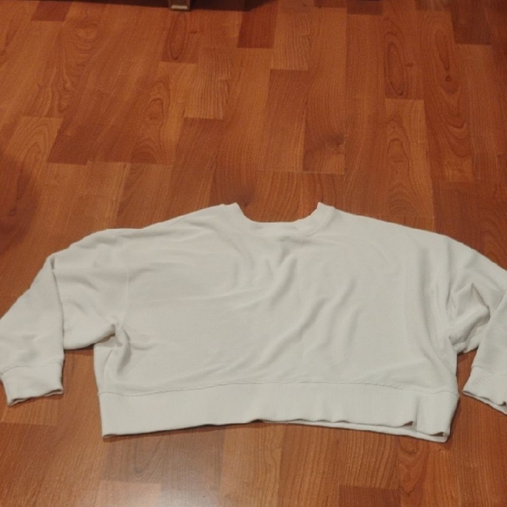 Elegant Cream Women's Sweatshirt